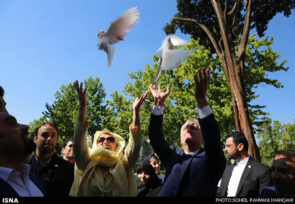 Serbian President Flies Pigeons of Peace at Tehran’s Golestan Palace