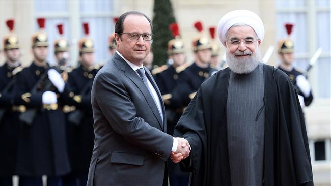 French President Francois Hollande (R) shakes hands with his Iranian counterpart Hassan Rouhani upon his arrival on January 28, 2016 at the Élysée Palace in Paris. ©AFP