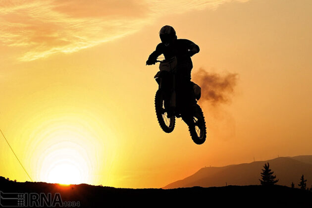 Off-Road Motorcycle Race (2)