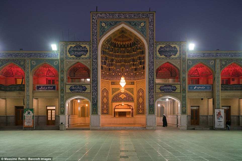 Iran Reopens Mosques, Lifts Restrictions on Shopping Malls