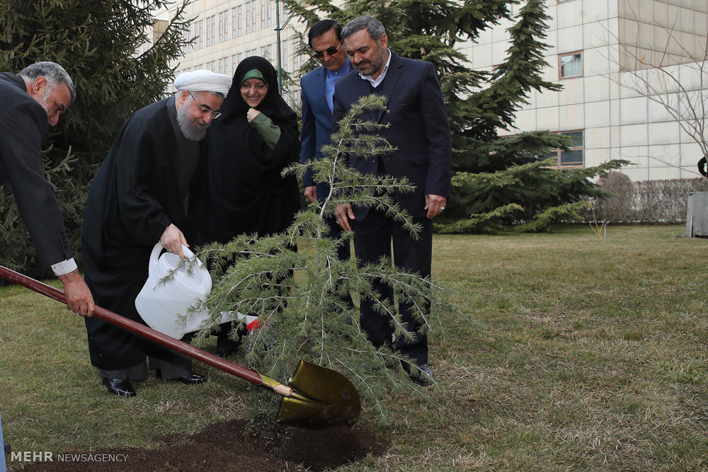 Iran’s President Plants Tree on National Arbour Day