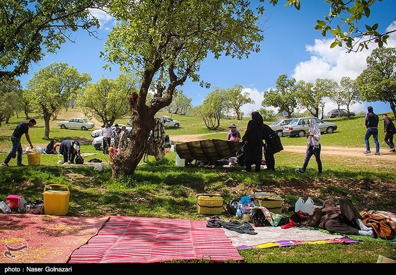 Iranians Celebrate Nature Day in Outdoor Picnics