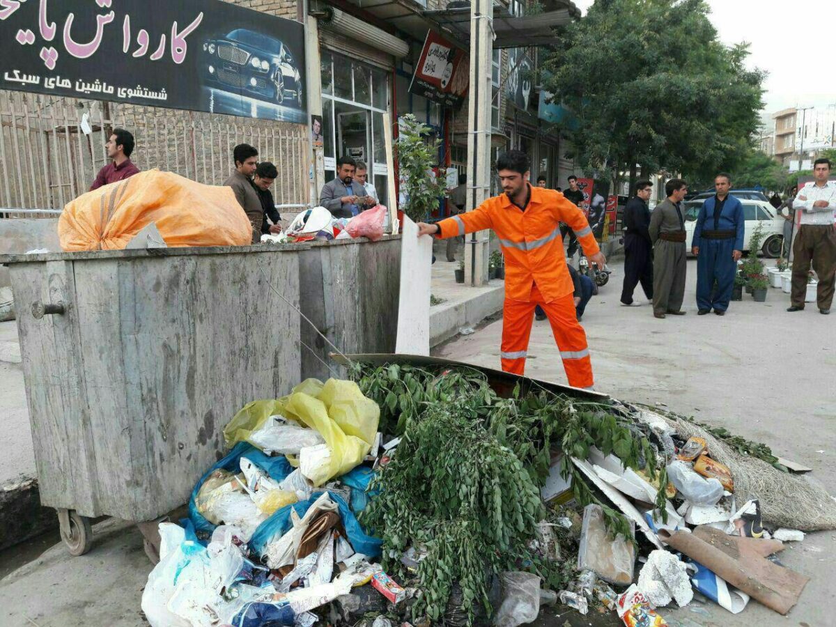 Iranian Candidate Wears Sweepers’ Uniform to Collect Election Flyers