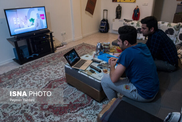 Photos of Iranian People Watching Last Presidential Debate