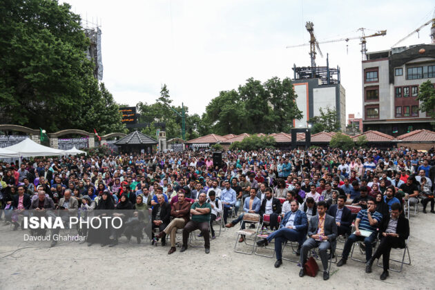 Photos of Iranian People Watching Last Presidential Debate