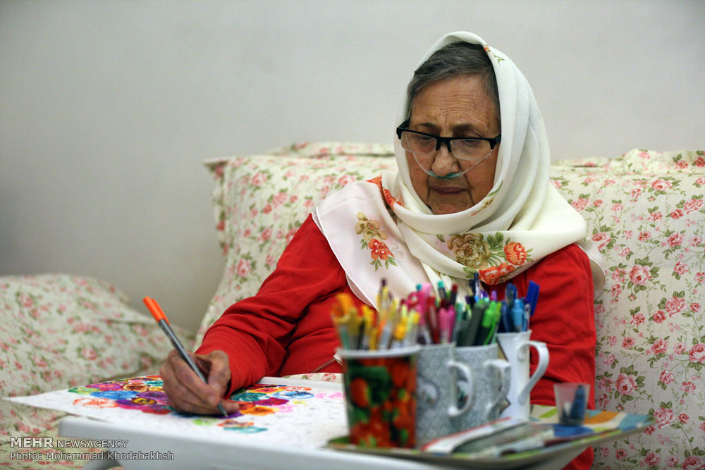 Old Iranian Lady Starts Painting ‘Suddenly at 84‘