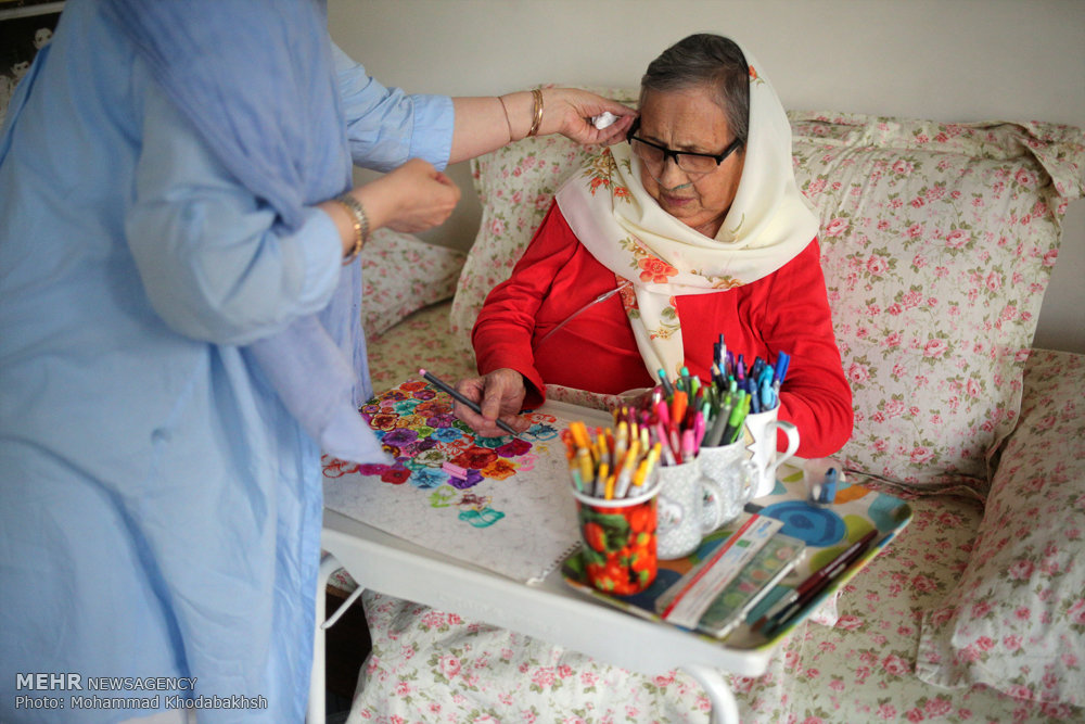 Old Iranian Lady Starts Painting ‘Suddenly at 84‘