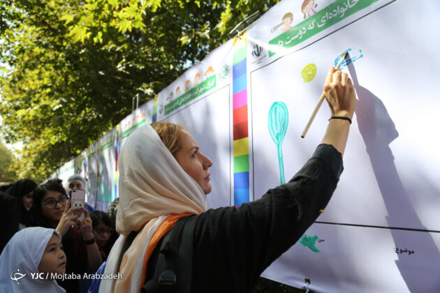 3,000 Kids Create Iran’s Longest Painting in Tehran