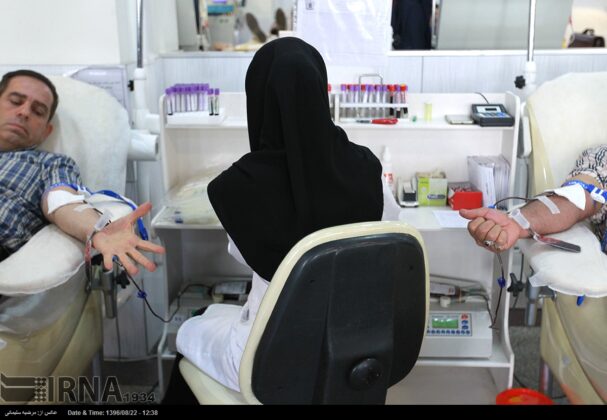 Iranian People Queue Up to Donate Blood for Quake Victims
