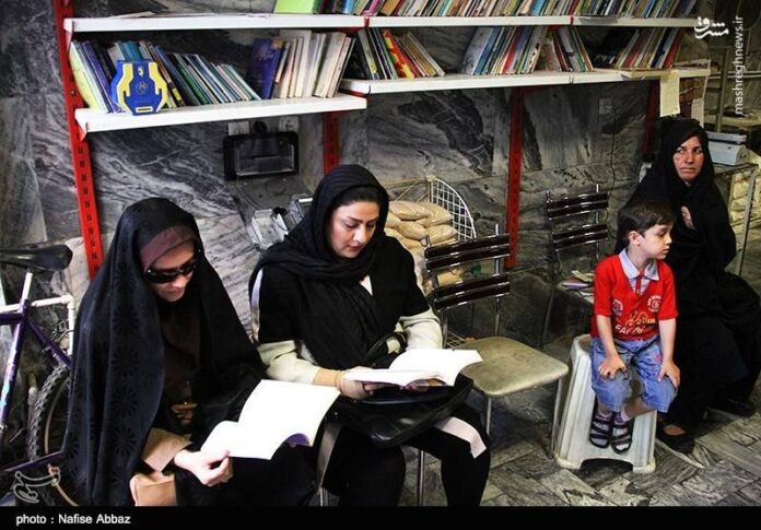 You Can Read Books When Standing in Bakery Line! (19)