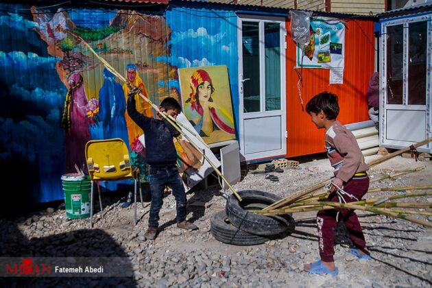 Iranian Artist Teaching Quake-Hit Children How to Paint