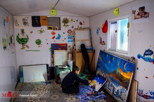 Iranian Artist Teaching Quake-Hit Children How to Paint