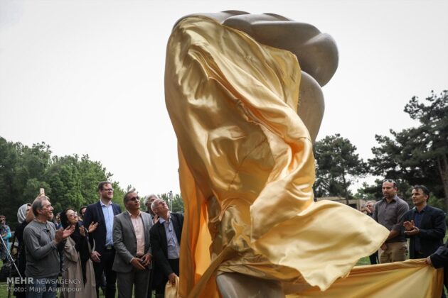Tony Cragg Gifts Iran with His “Roots and Stones” Sculpture