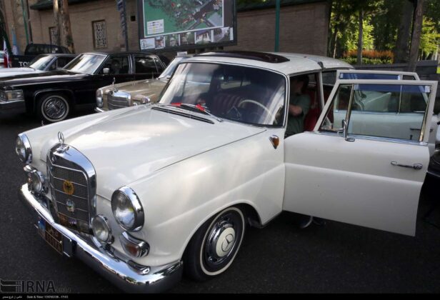 Vintage Cars Go on Parade in Tehran