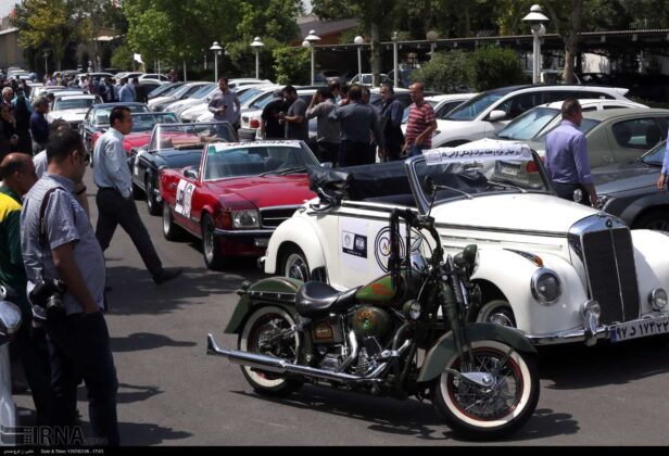 Vintage Cars Go on Parade in Tehran