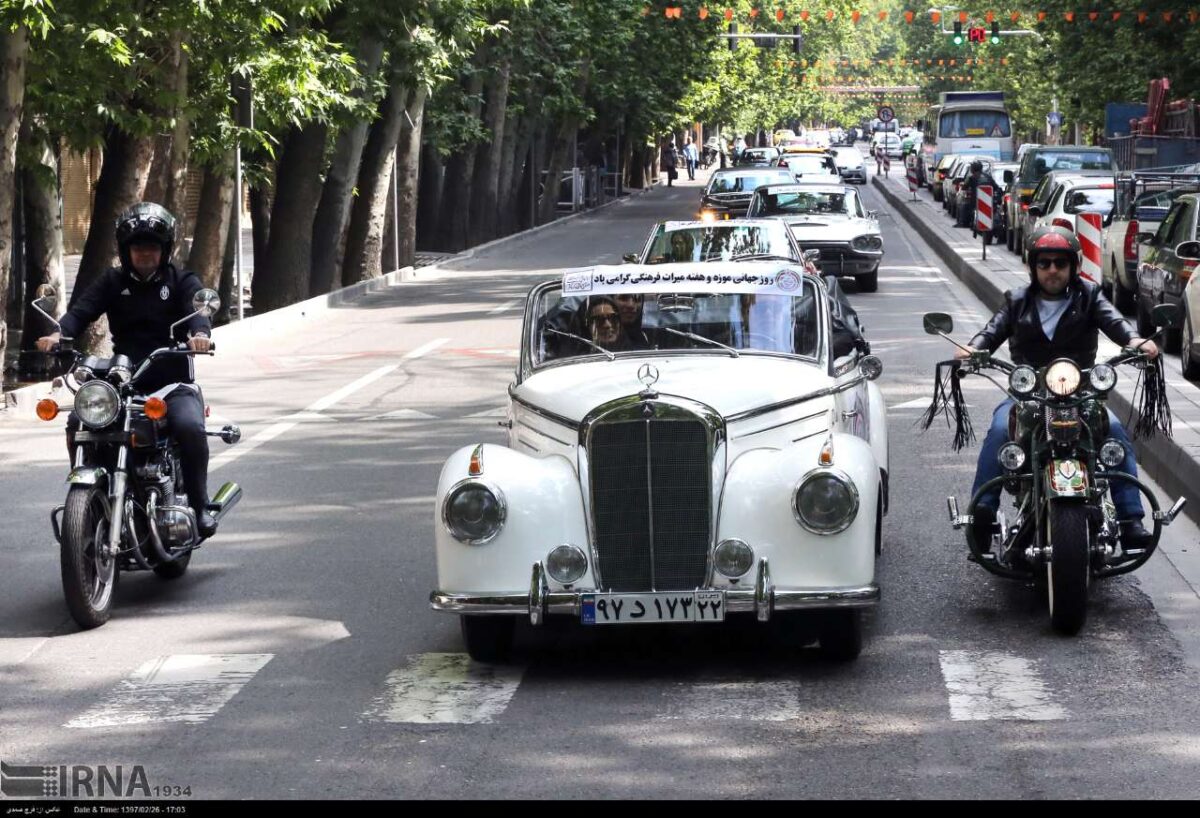 Vintage Cars Go on Parade in Tehran