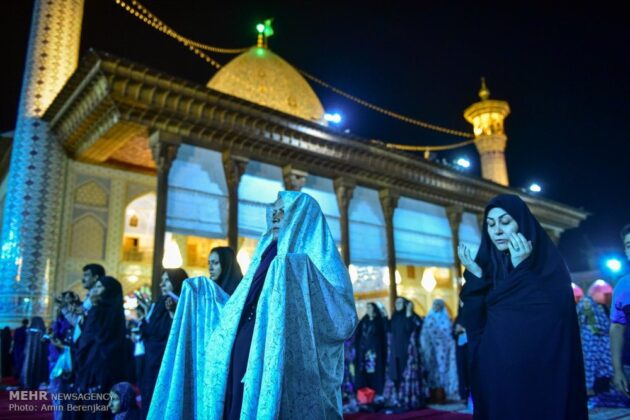 Iranian People Mark “Night of Destiny” (+Photos)