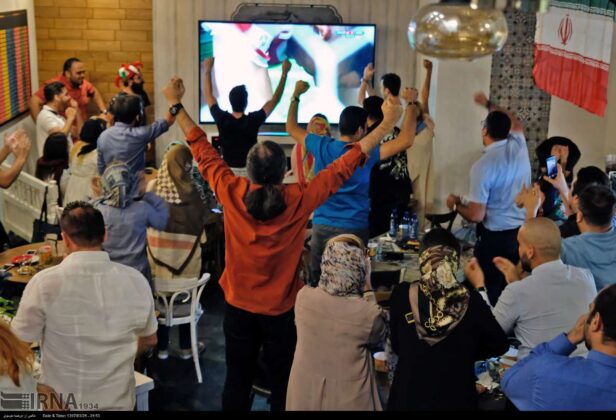 Tehran’s Cafes, Movie Theatres Favourite Hangouts for Football Fans