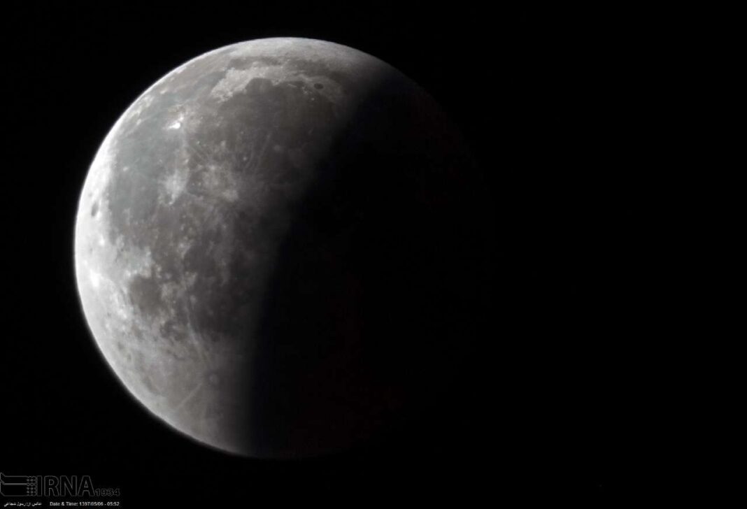 Sky-Watchers in Iran Amazed by Longest Lunar Eclipse of Century