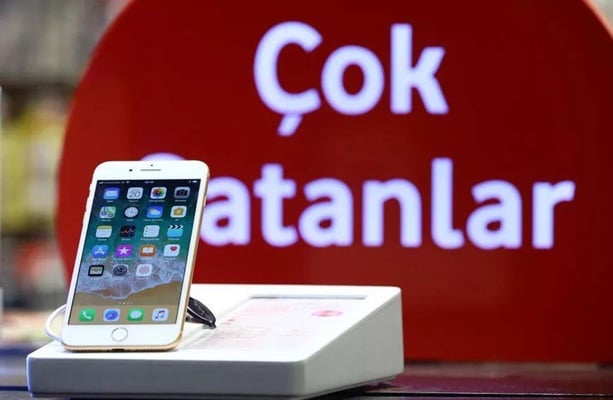 Turks Break iPhones into Pieces in Response to Erdogan’s Call