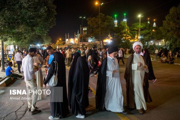 Arab Pilgrims Exchanging Currencies in Iranian Streets
