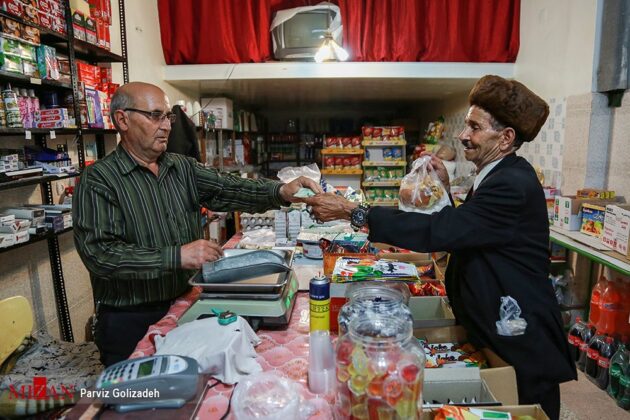 80-Year-Old Musician Entertains Tourists in Northwestern Iran