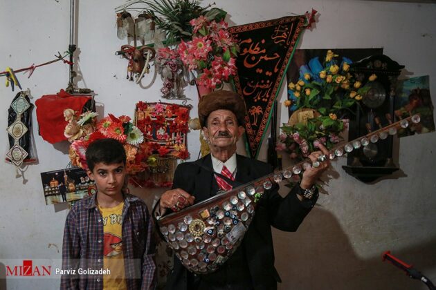 80-Year-Old Musician Entertains Tourists in Northwestern Iran