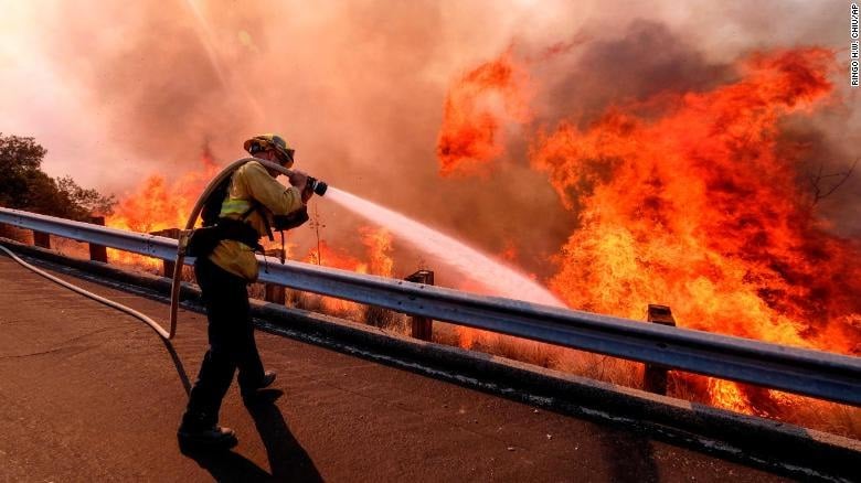 A firefighter battles a fire in Simi valley on Nov. 12, 2018 / Photo by AP