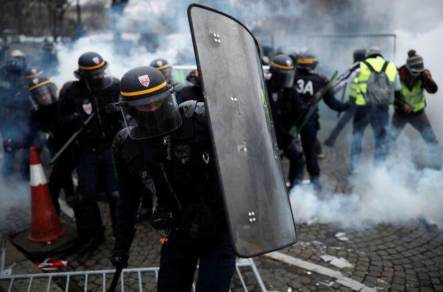 Paris Turns into Gaza as Protesters Clash with Riot Police (+Video)
