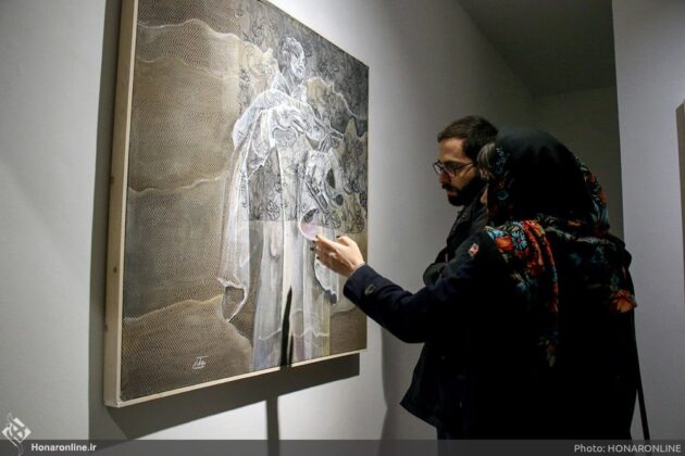 Iranian Woman Holds Painting Exhibition Inspired by Prague Sculptures