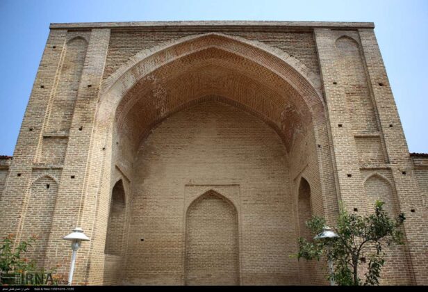 Persian Architecture in Photos: Grand Mosque of Farah Abad