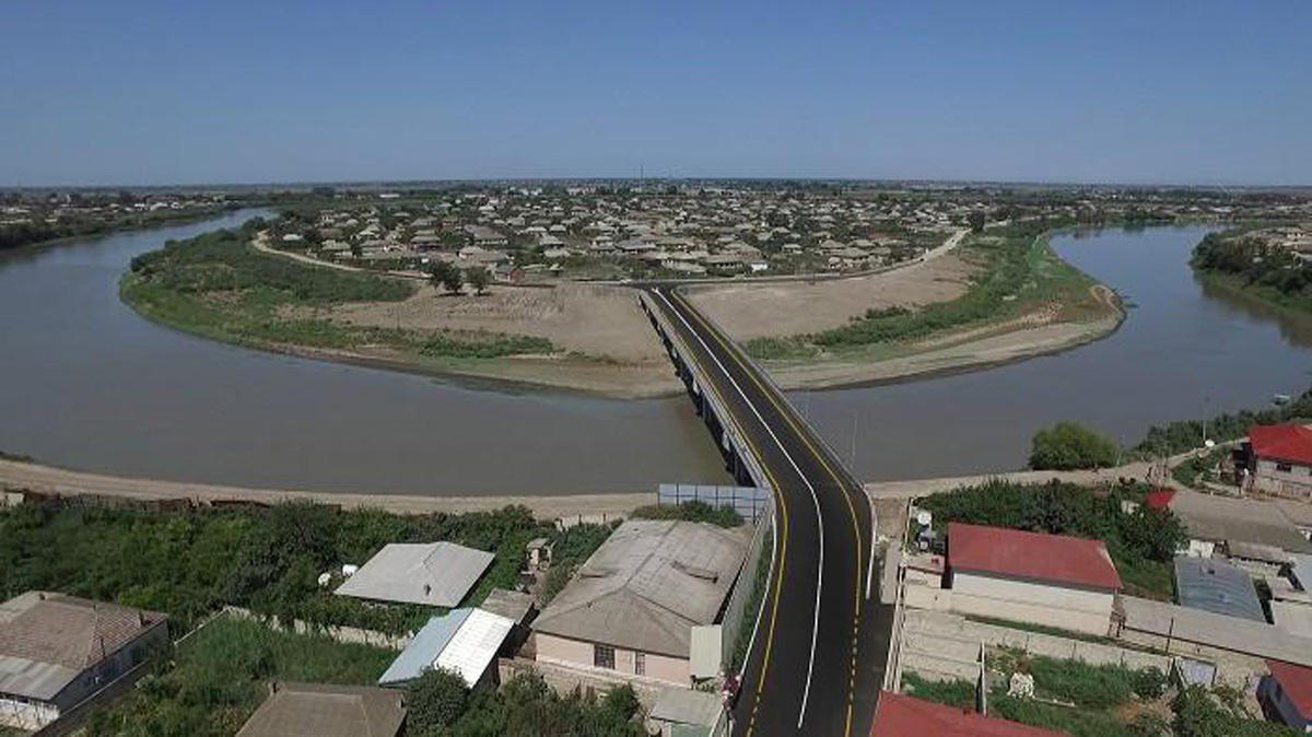 Azerbaijan Opens Bridge on Highway to Iran: Report