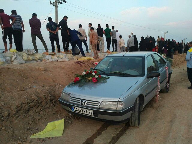 Couple Ties the Knot on Flood Waters in Southern Iran