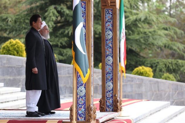 Pakistani PM Officially Received by Iran President in Tehran