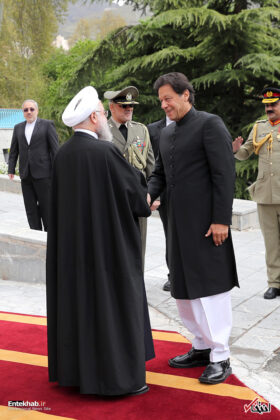Pakistani PM Officially Received by Iran President in Tehran