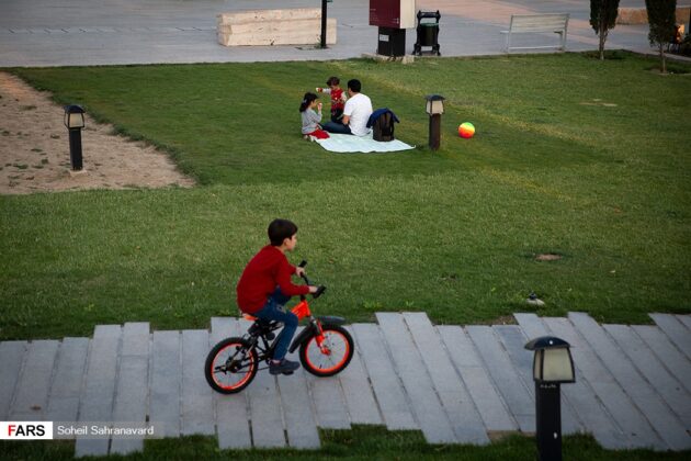 Mild Weather Taking Tehran Citizens to Parks for Iftar