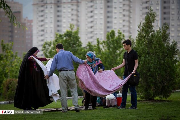 Mild Weather Taking Tehran Citizens to Parks for Iftar