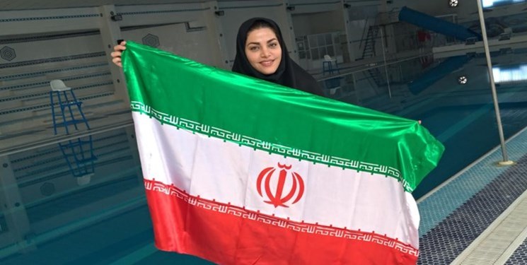 Iranian Woman Sets Record of Swimming with Hands Tied
