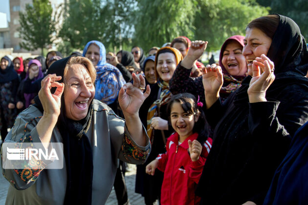 Laughter Therapy Becoming All the Rage in Iran 11