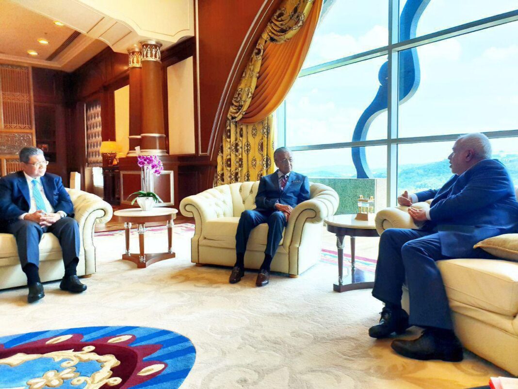Iran's Foreign Minister Mohammad Javad Zarif meets with Malaysian Prime Minister Mahathir Mohamad on August 29, 2019 in Kuala Lumpur / Photo by the Iranian Foreign Ministry