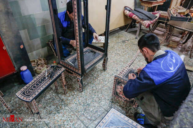Iranian Inmates Making Wood, Leather Handicrafts in Prison