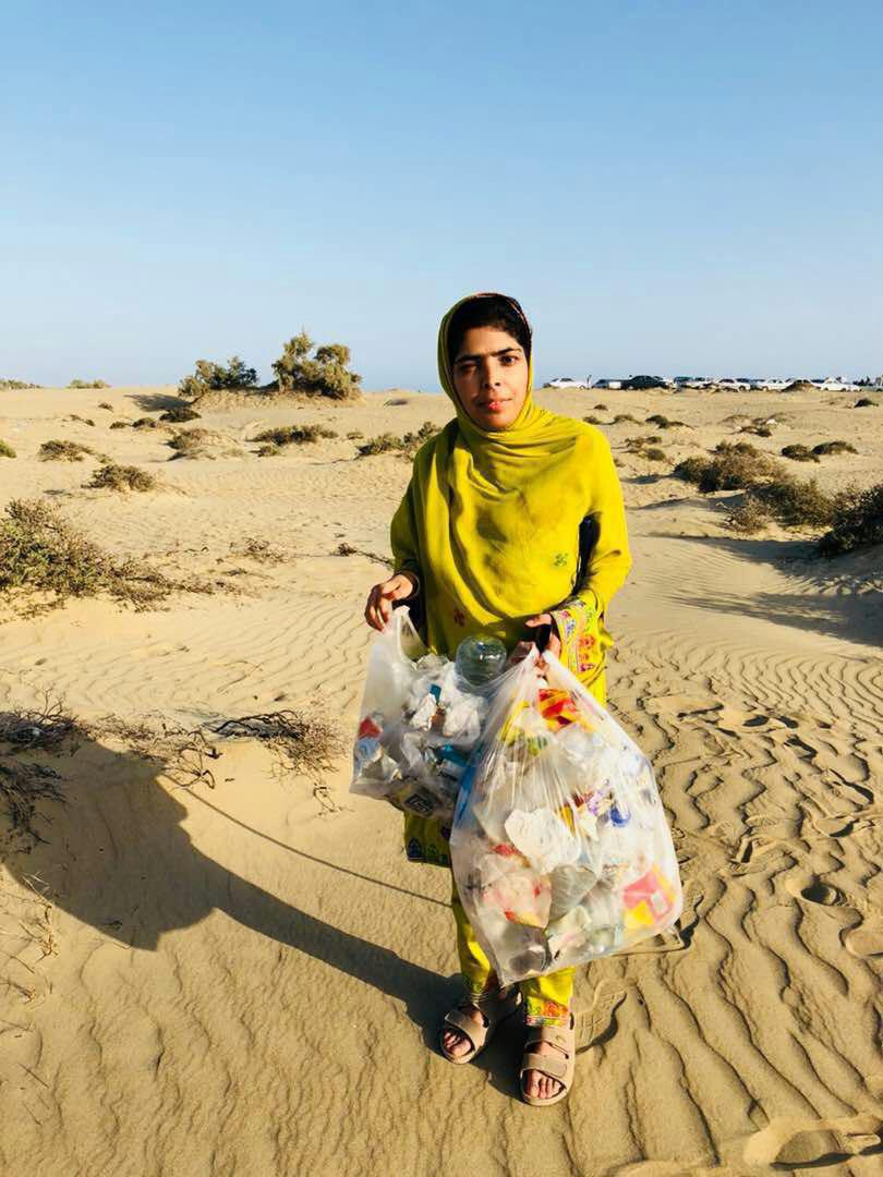 Blind Girl Collects Trash at Chabahar to Raise Awareness (2)