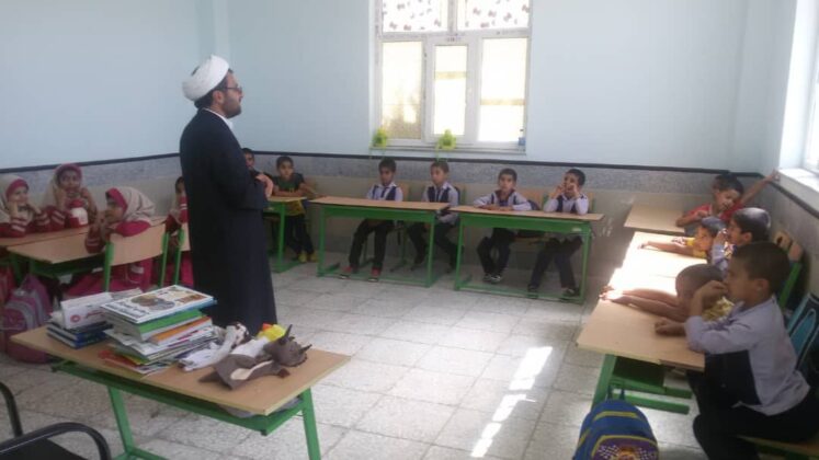 Iranian Cleric Promoting Book-Reading among Children in Deprived Areas