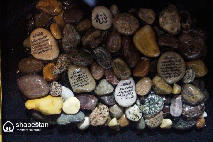 Iranian Craftsman Inscribes Quran on Stone (5)