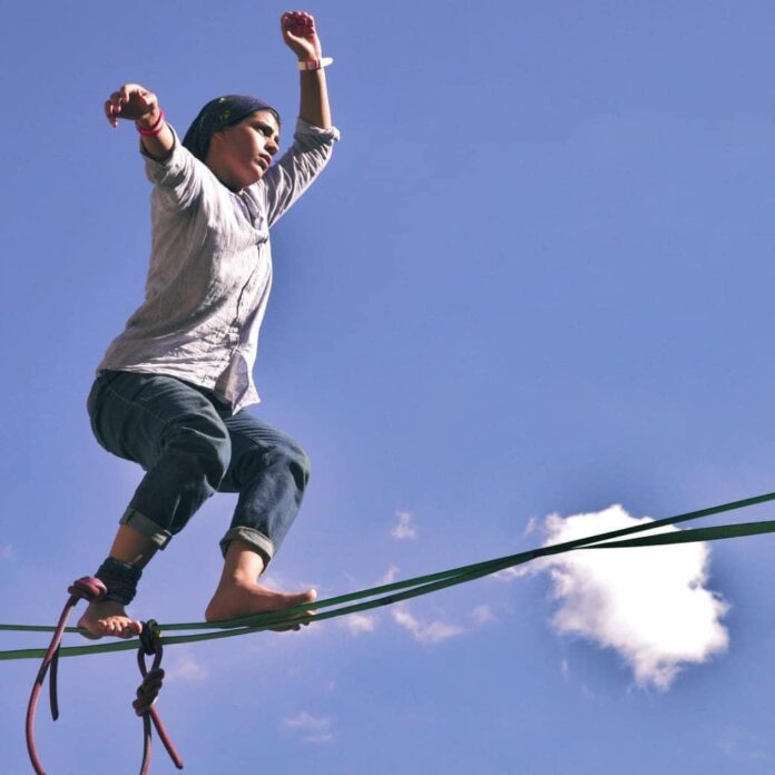 Iranian Girl Wins Reputation by Walking a Thin Line (1)