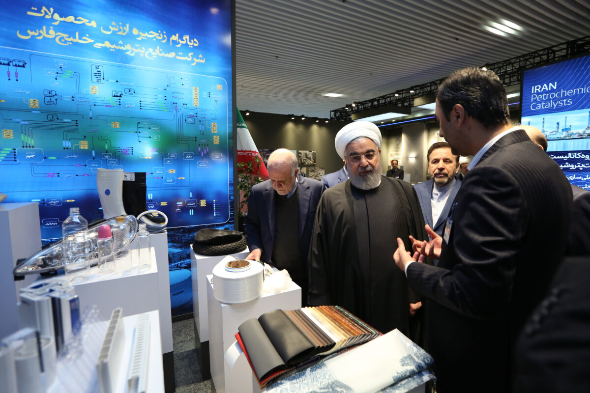 Rouhani Visits Exhibition of Iran’s Petrochemical Achievements 4 Rouhani Visits Exhibition of Iran’s Petrochemical Achievements