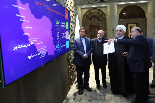 Rouhani Visits Exhibition of Iran’s Petrochemical Achievements