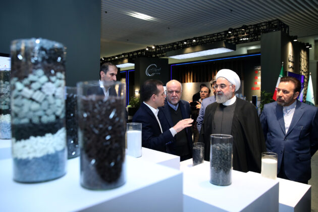 Rouhani Visits Exhibition of Iran’s Petrochemical Achievements