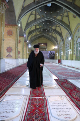 Leader Pays Tribute to Imam Khomeini ahead of Revolution Anniversary