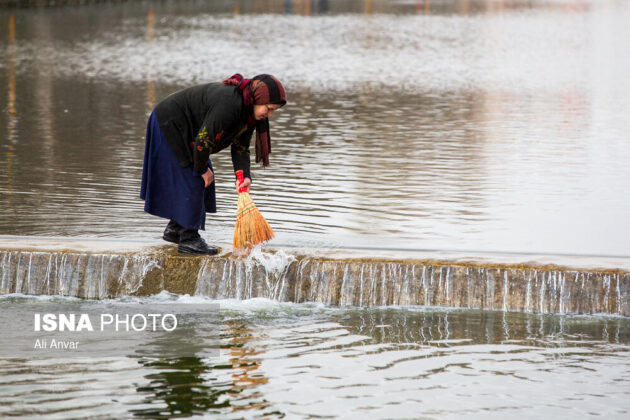 Women in Ardabil Throw Old Shoes into River ahead of Nowruz (4)